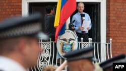 WikiLeaks təsisçisi Julian Assange Londonda yerləşən Ekvador səfirliyinin eyvanından tərəfdarları qarşısında çıxış edərkən