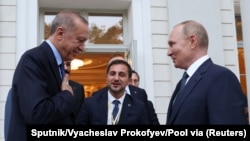 Rəcəb Tayyib Ərdoğan (solda) və Vladimir Putin Soçi görüşündən sonra