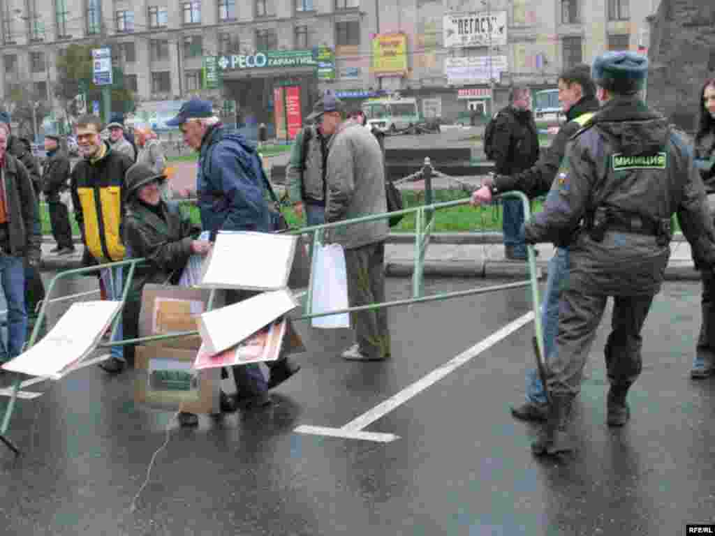 Митинг в поддержку выдвижения Владимира Буковского на пост президента России. Милиция отбирает у манифестантов ограду, на которой те пытались развесить плакаты.