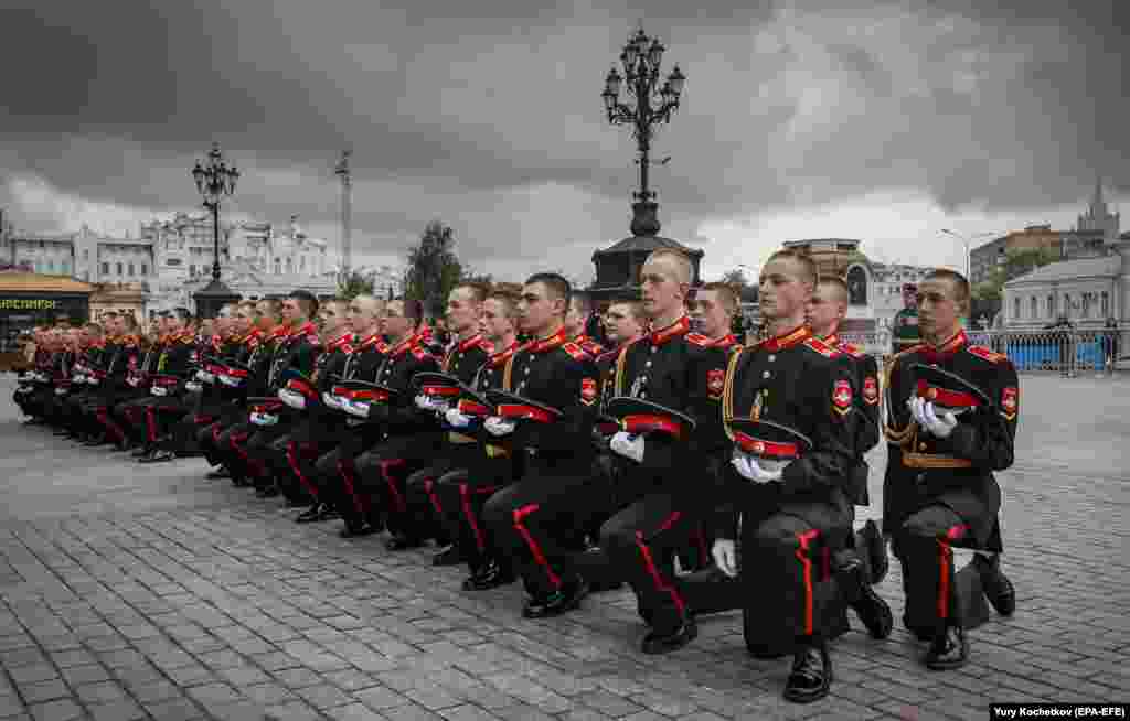 Цырымонія прыняцьця першакурсьнікаў Маскоўскага вайсковага музычнага вучылішча ў Маскве 1 верасьня