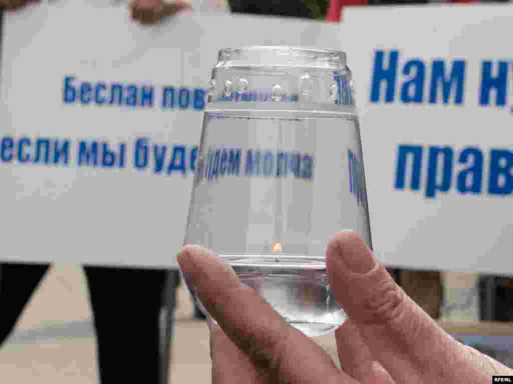 Russia -- memorial meeting of Beslan tragedy victims (terrorists school attack), Moscow, 03Sep2008