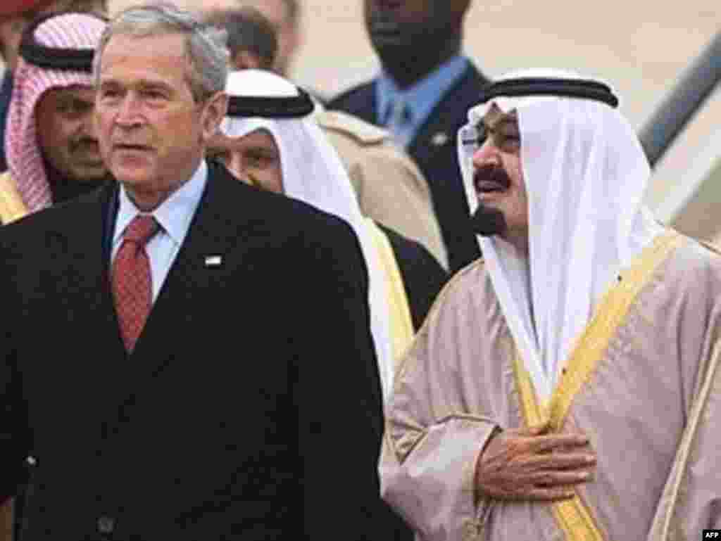 SAUDI ARABIA, Riyadh : Saudi King Abdullah bin Abdul Aziz al-Saud (R) and US President George W. Bush inspect an honour guard 14 January 2008 during a welcome ceremony upon the latter's arrival at King Khalid International Airport in Riyadh.