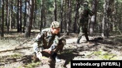 Ілюстрацыйнае фота. Актывісты «Маладога фронту» капаюць акопы ў лесе пад вёскай Рудня-Споніцкая недалёка ад Веткі, за 25 км ад расейскай мяжы. Акцыя «Маладога фронту» зьвязаная з агрэсіяй Расеі адносна Ўкраіны: на думку яе ўдзельнікаў, беларусам таксама трэба быць гатовымі да адпору расейскай агрэсіі. 6 верасьня 2016 году