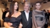 Fransız aktyor Alain Delon Lola Karimova-Tillyaeva (sağda) və aktrisa Monica Bellucci ilə birlikdə "Uzbekistan 2020" mərasimində. Paris