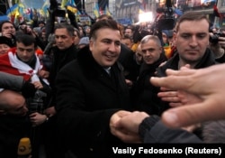 Mikheil Saakashvili (ortada) Kiyevdə etirazçılara dəstək olur, 7 dekabr 2013