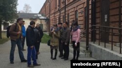 Сваякі Мікалая Бельчука каля суду Берасьцейскага раёну