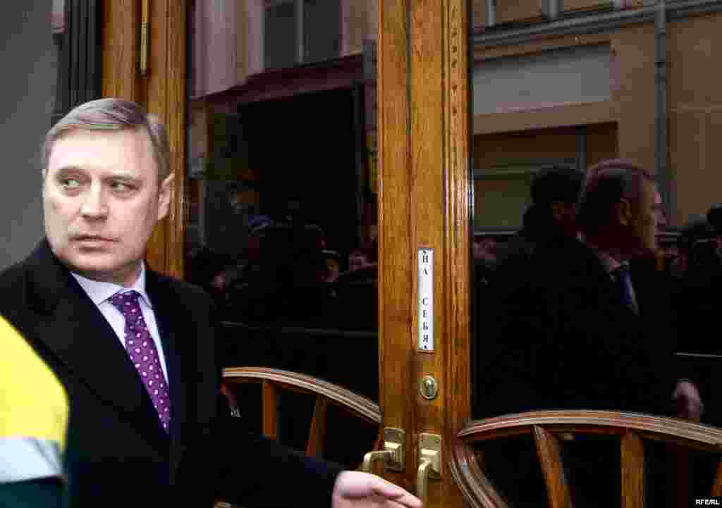 Russia -- Opposition leader Mikhail Kasyanov enters the central elections commission office in Moscow, 16Jan2008