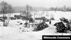 Брошенная под Москвой разбитая немецкая техника. Декабрь 1941. Фото Павла Трошкина.