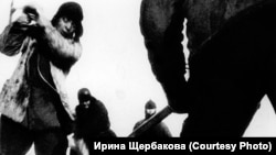 Зьняволеныя БАМлага выраўноўваюць насып. Сярэдзіна 1930-х гг.