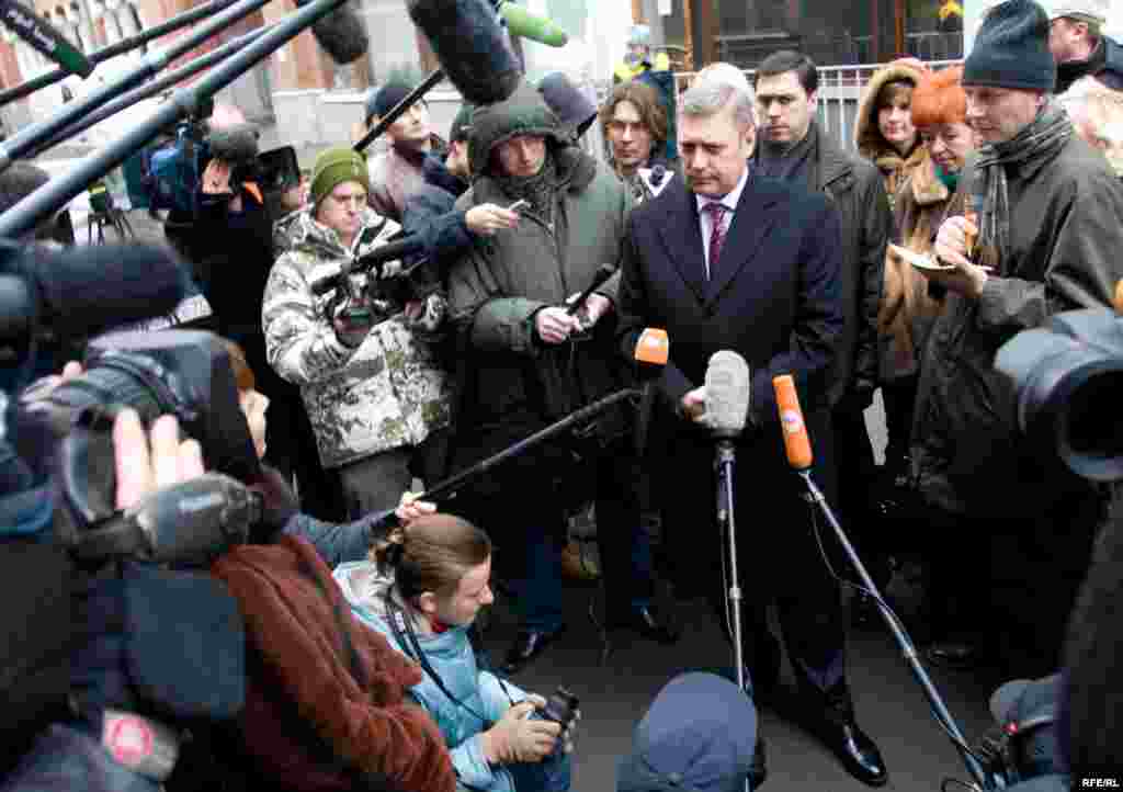 Russia -- Opposition leader, presidential candidate, former Prime Minister Mikhail Kasyanov interview near the central elections commission office in Moscow, reporters, journalists, 16Jan2008