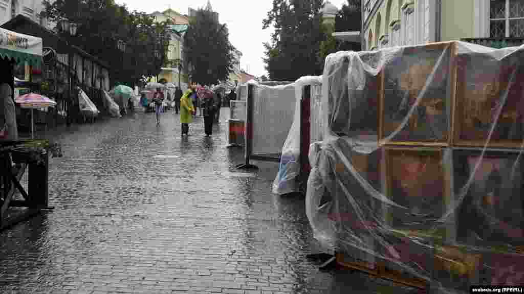 Вэрнісаж пад дажджом. Дождж стаў істотнай перашкодай у&nbsp;гэтым сэнсе: каля гандлёвых шэрагаў практычна няма пакупнікоў, дый самі гандляры не&nbsp;сьпяшаюцца раскладаць тавары, каб яны ня&nbsp;вымаклі