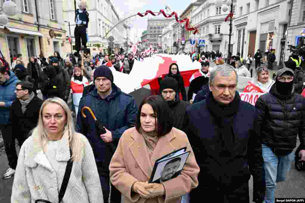 На чале калёны &mdash; Сьвятлана Ціханоўская, Павал Латушка і&nbsp;Анжаліка Мельнікава