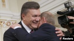 Rusiya - Prezident Putin (sağda) ukraynalı həmkarı Yanukovich-i qəbul edir, 22 oktyabr 2012