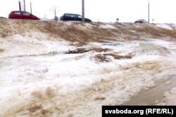 Рабочыя засыпаюць пяском горкі ў Слоніме, дзе каталіся дзеці