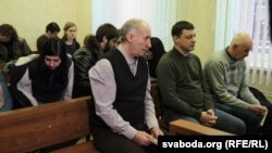 На першай лаве — абвінавачаныя (зьлева направа): Малашэвіч, Грушэўскі, Губарэвіч (архіўнае фота)