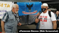 Руслан Парфёнаў (справа) на пікеце ў Мазыры дыскутуе з выступоўцам