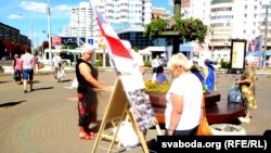 Валянтэры зьбіраюць подпісы за Анатоля Лябедзьку