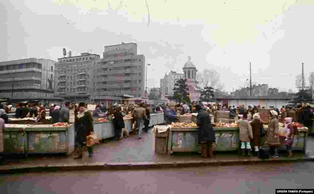 Овощной рынок в Бухаресте в середине 1980-х. В провинции нормы потребления были ограничены пятью яйцами, 500 граммами сахара и таким же количеством подсолнечного масла в месяц. Хлеба полагалось половина буханки в день, мяса &ndash; 6 кг в год на человека.&nbsp; &nbsp;