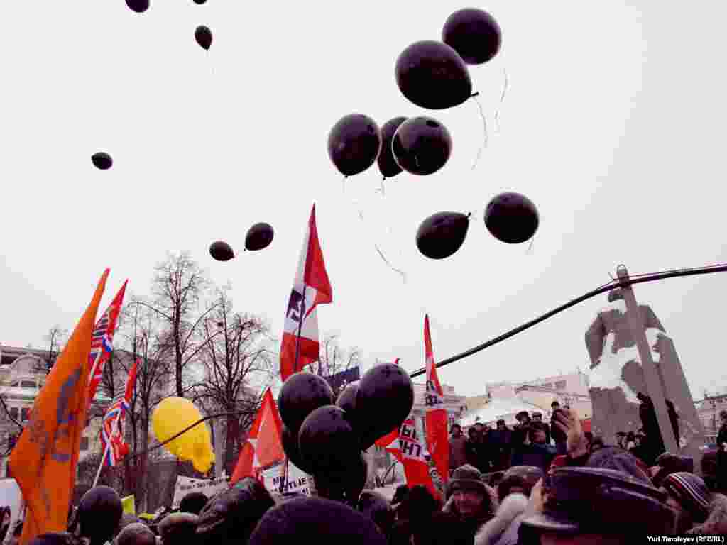 В завершение митинга участники выпустили в небо черные шары как символ "черной метки" власти