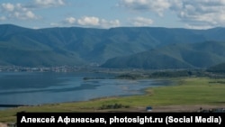 Поселок Култук на юге озера Байкал