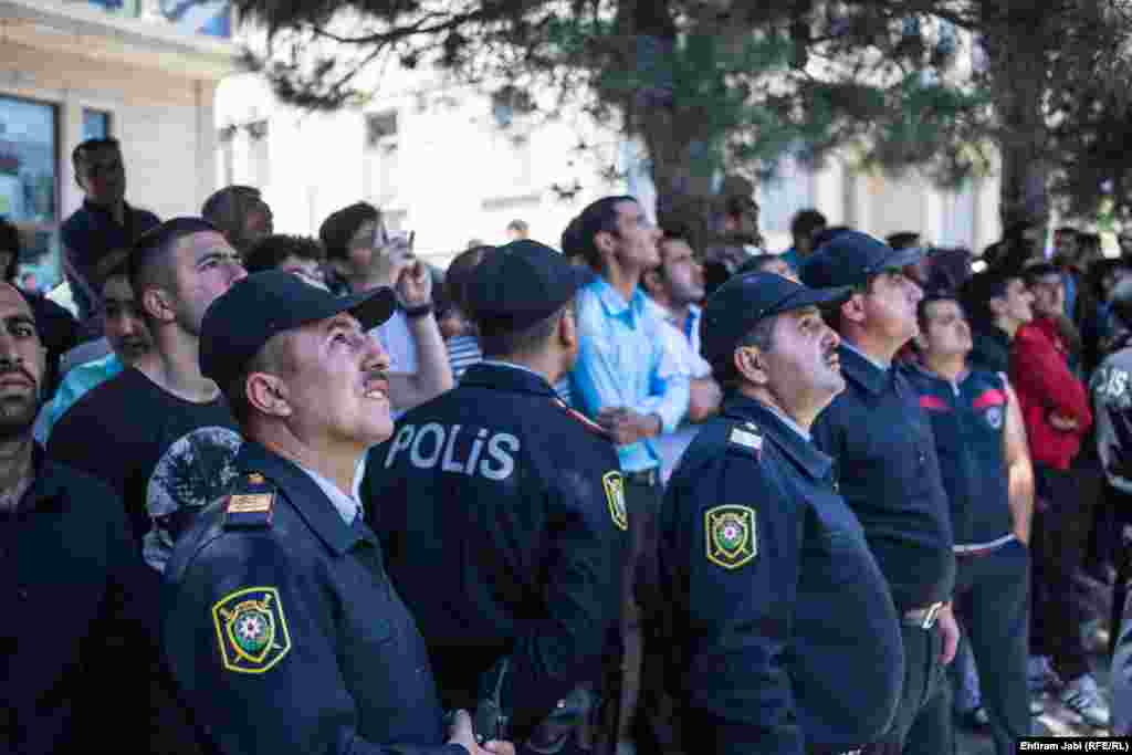 Azerbaijan -- fire in a multi-story residential building in Baku, 19May2015