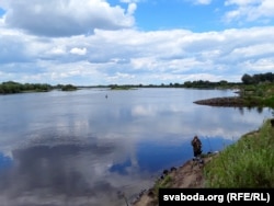 10 гадоў таму на Дняпры зьявіліся дзьве новыя выспы. Бераг зьлева на здымку — беларускі