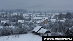 Від на Ружаны з валу, на якім стаіць галоўны корпус палаца. Пад ім — 4 падземныя паверхі