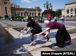 Дагледжаны Ерэван заканчваецца за цэнтрам горада. Photo by Amos Chapple