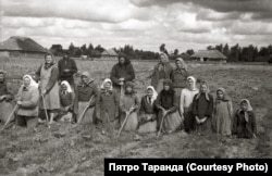 Сяляне займаюцца праполкаю калгаснай бручкі, вёска Зарытава, 1952 год. Фота — Пятро Таранда