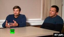 "Руслан Боширов" (сол жақта) пен "Александр Петров" RT арнасына сұхбат беріп отыр.