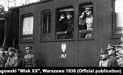Лидер Украинской народной республики Симон Петлюра (в окне вагона слева) и "начальник Польского государства" Юзеф Пилсудский (справа) в период их недолгого союзничества. Винница, апрель 1920 года