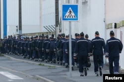 Hərbi gəminin Rusiyaya aparılması üçün artıq Rusiya dənizçiləri, Farnsanın Saint-Nazaire limanına gəlimşdilər. Rusiyanın Ukraynaya hərbi müdaxiləsi bu dənizçilərin xidmətinə ehtiyyacı yox etdi