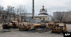 Сгоревшие после артобстрела автомобили в Мариуполе