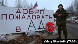 Узброены міліцыянт на кантрольна-прапускным пункце на ўезьдзе ў Горлаўка, 14 сьнежня 2014 году