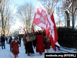 Гусары крочаць па вуліцы Замкавай.