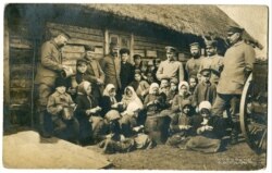 Дзеці абіраюць бульбу для нямецкай палявой кухні, 1917 год