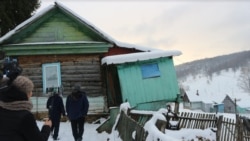 Покосившийся пристрой к избе в Мендиме