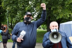 Мікола Салянік (справа) на пікеце разам зь Сяргеем Ціханоўскім 29 траўня