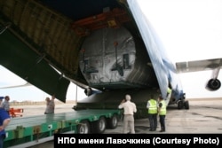 Погрузка “Спектра-Р” в транспортный самолет Ан-124 перед доставкой на Байконур. При создании спутника учитывались даже те нагрузки, который он должен был испытать во время этого перелета