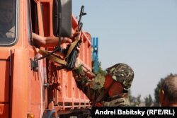 Украинский боец на окраине Мариуполя