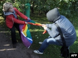 Стычка во время прайда в Петербурге. Октябрь 2013 года