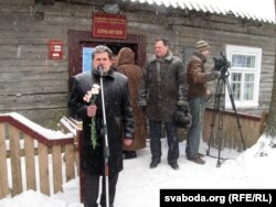 Станіслаў Сямашка, старшыня праўладнага Саюзу палякаў, прамаўляе адчас адкрыцьця памятнай шыльды на доме Чэслава Немэна ў Васілішках