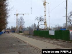 Два дамы з трох заплянаваных ля рынку пачалі будаваць. Той, у якім прапануюць гандлярам першы паверх, пакуль не закладзены