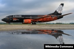 Boeing 737-300 „Белавія“ з рэклямаю кампутарнай гульні