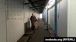 Пустыя гандлёвыя ралеты на берасьцейскім рынку «ЦУМ»