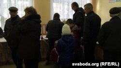 Чарга з ахвотнікаў прагаласаваць на адным з участкаў