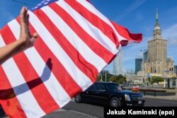 Кадилак президента США Дональда Трампа на улицах Варшавы