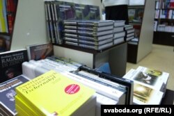 У «Акадэмкнізе» ёсьць кнігі Алексіевіч на ўсіх мовах, акрамя беларускай