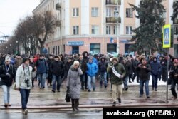 Андрэй Шарэнда з мэгафонам на чале калёны ў часе акцыі недармаедаў у Берасьці 26 лютага