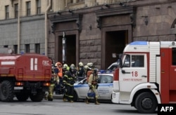 Спасатели у входа в метро